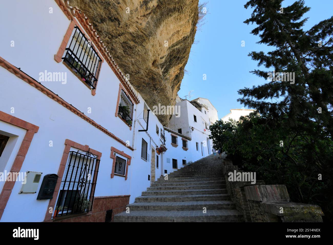 Blick auf in die Felsen gebaute Häuser in der Calle Cjón Straße, Setenil de las Bodegas, Provinz Cadiz, Spanien. Stockfoto