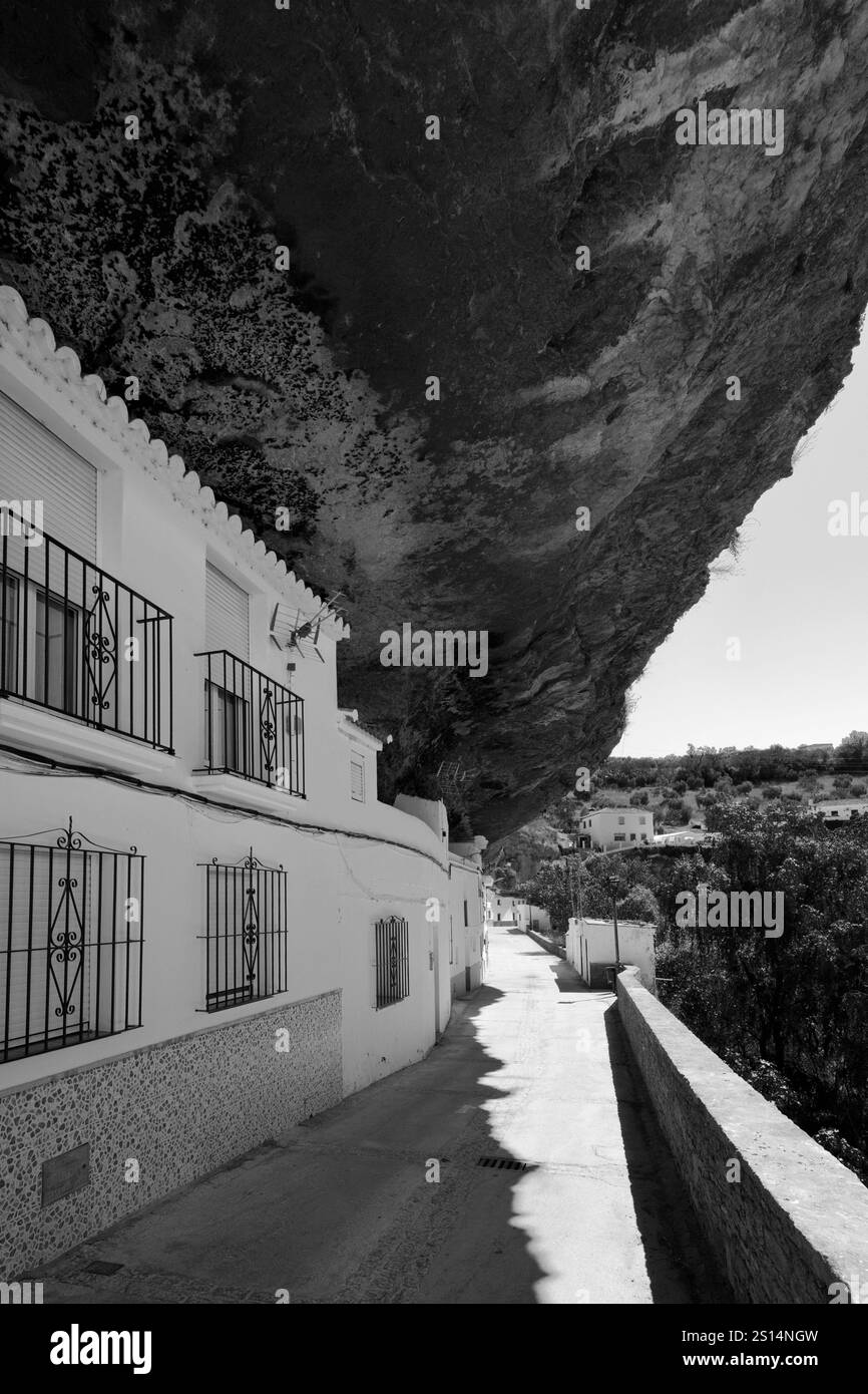 Blick auf die in die Felsen eingebauten Häuser in der Cabrerizas Straße, Setenil de las Bodegas, Provinz Cadiz, Spanien. Stockfoto