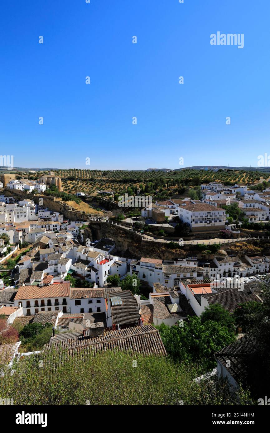 Panoramablick über die Stadt Setenil de las Bodegas, Provinz Cadiz, Spanien. Stockfoto