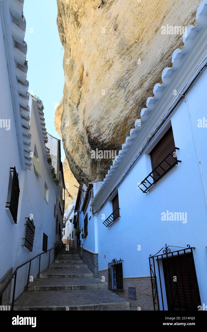 Häuser in den Felsen in der Straße Calle herreria, Stadt Setenil de las Bodegas, Provinz Cadiz, Spanien. Stockfoto