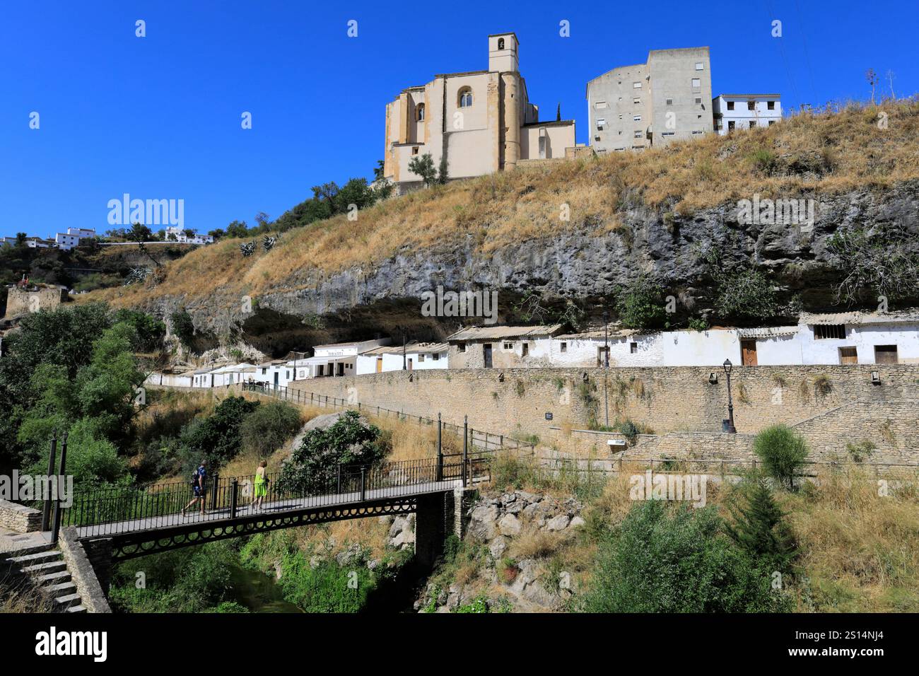 Blick auf die Burg und den Fluss Trejo, Setenil de las Bodegas, Provinz Cadiz, Spanien. Stockfoto