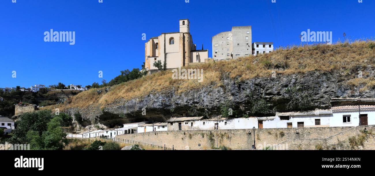 Blick auf die Burg und den Fluss Trejo, Setenil de las Bodegas, Provinz Cadiz, Spanien. Stockfoto