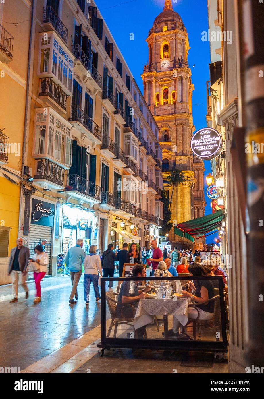 Malaga, Spanien, Menschenmassen, Wandern, Scenic, historische spanische Denkmäler (Kathedrale Plaza del Obispo), Straßenszene, Nacht, Restauranterrassen Stockfoto
