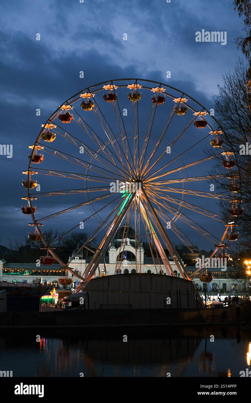 Riesenrad in der Nähe der Eislaufbahn im Stadtpark „Varosliget“ in Budapest, Ungarn am Abend. Stockfoto