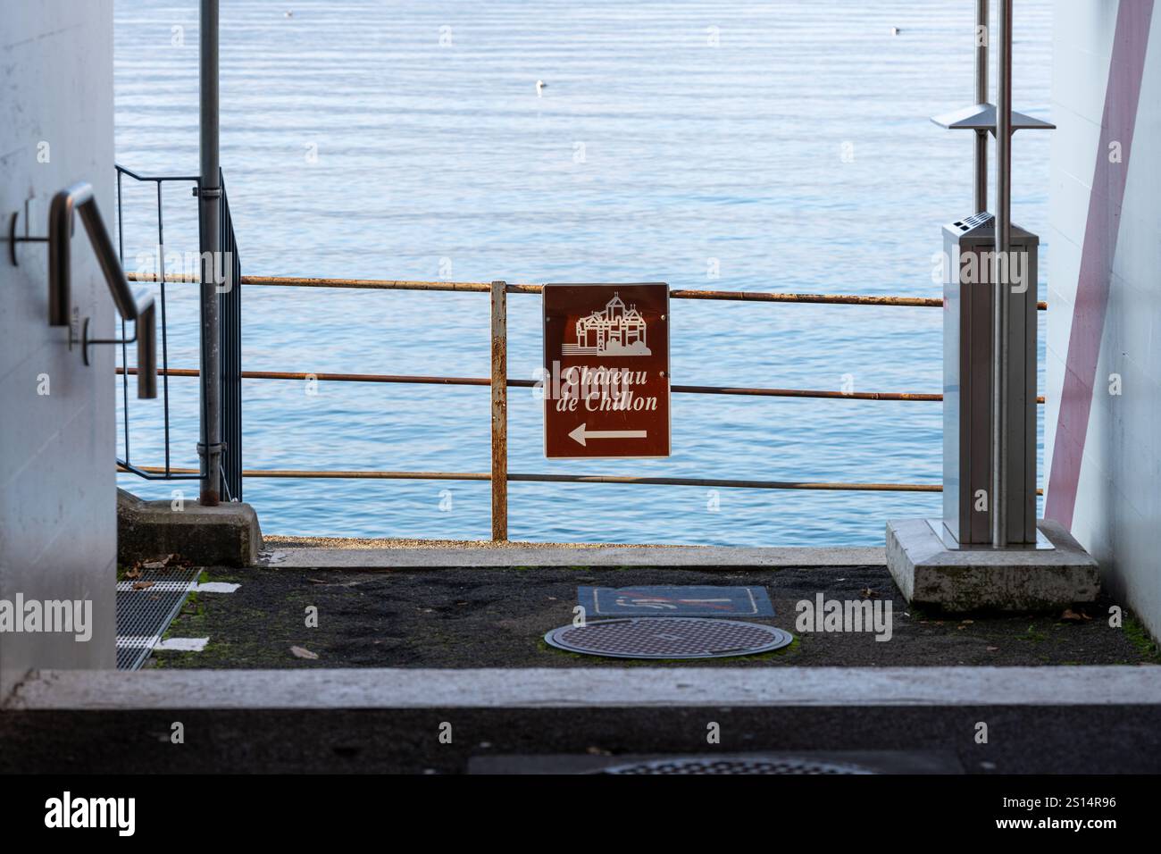 Wegweiser für Fußgänger zum Schloss Chillon oder Chateau de Chillon vom Bahnhof. Schweiz Stockfoto