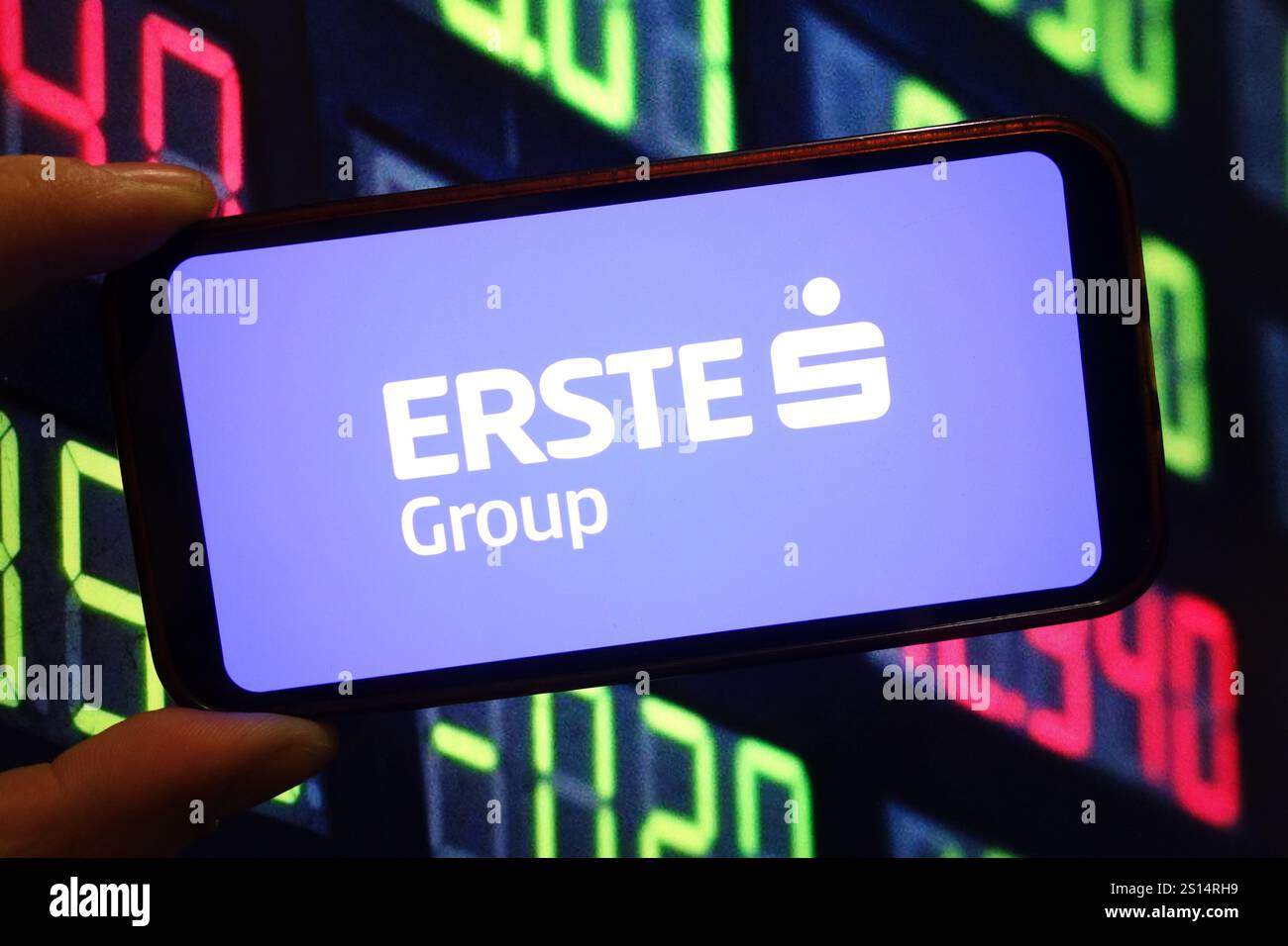In dieser Abbildung wird das Firmenlogo der erste Group Bank auf einem Smartphone-Bildschirm angezeigt. Stockfoto