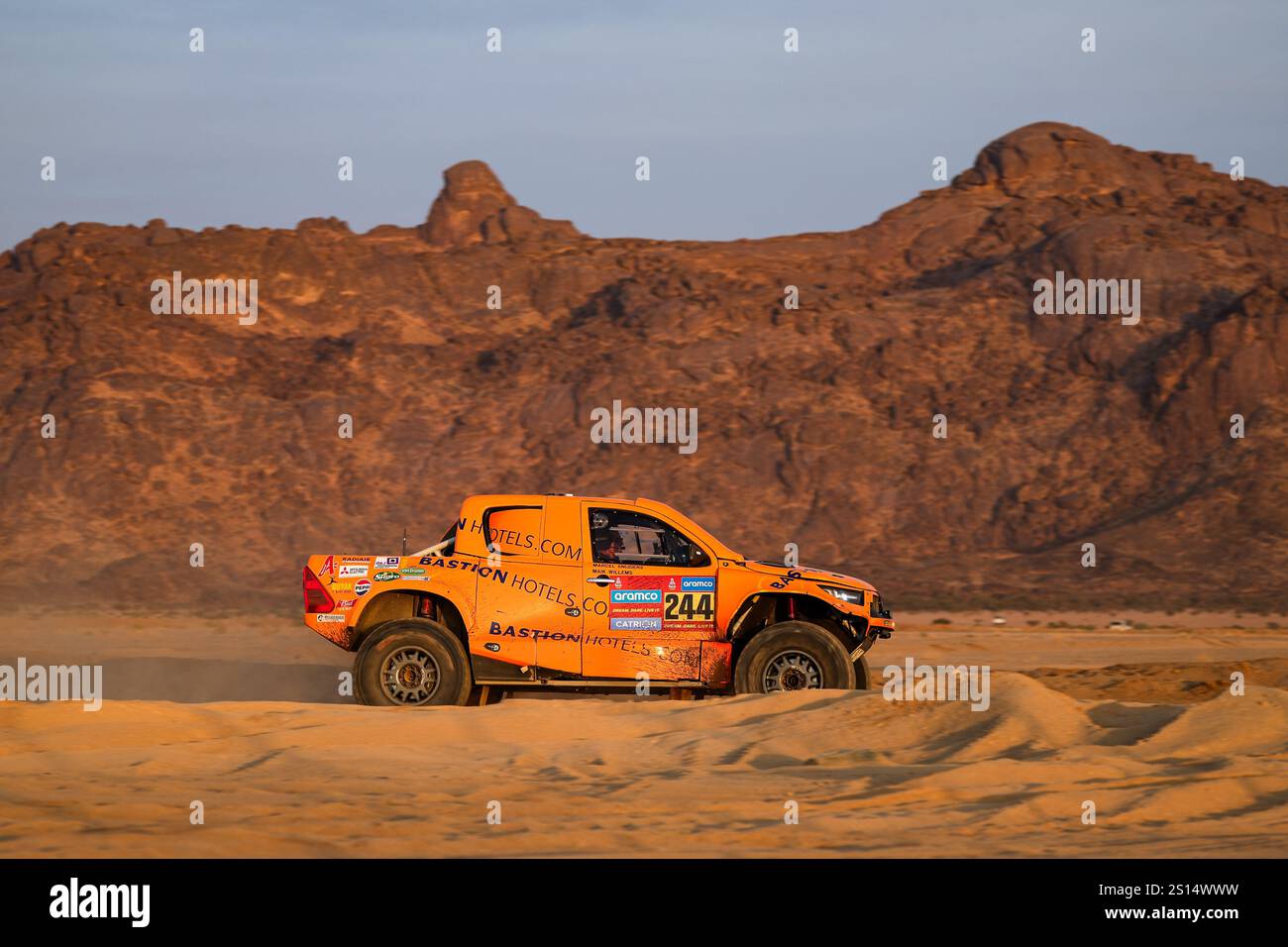 244 WILLEMS Maik (nld), SNIJDERS Marcel (alt), Toyota, Bastion Hotels Dakar Team, Ultimate, Aktion während der administrativen und technischen Scrutineering der Dakar 2025 vom 1. Bis 2. Januar 2025 im Startcamp - Bisha, Saudi Arabien - Foto Florent Gooden / DPPI Stockfoto