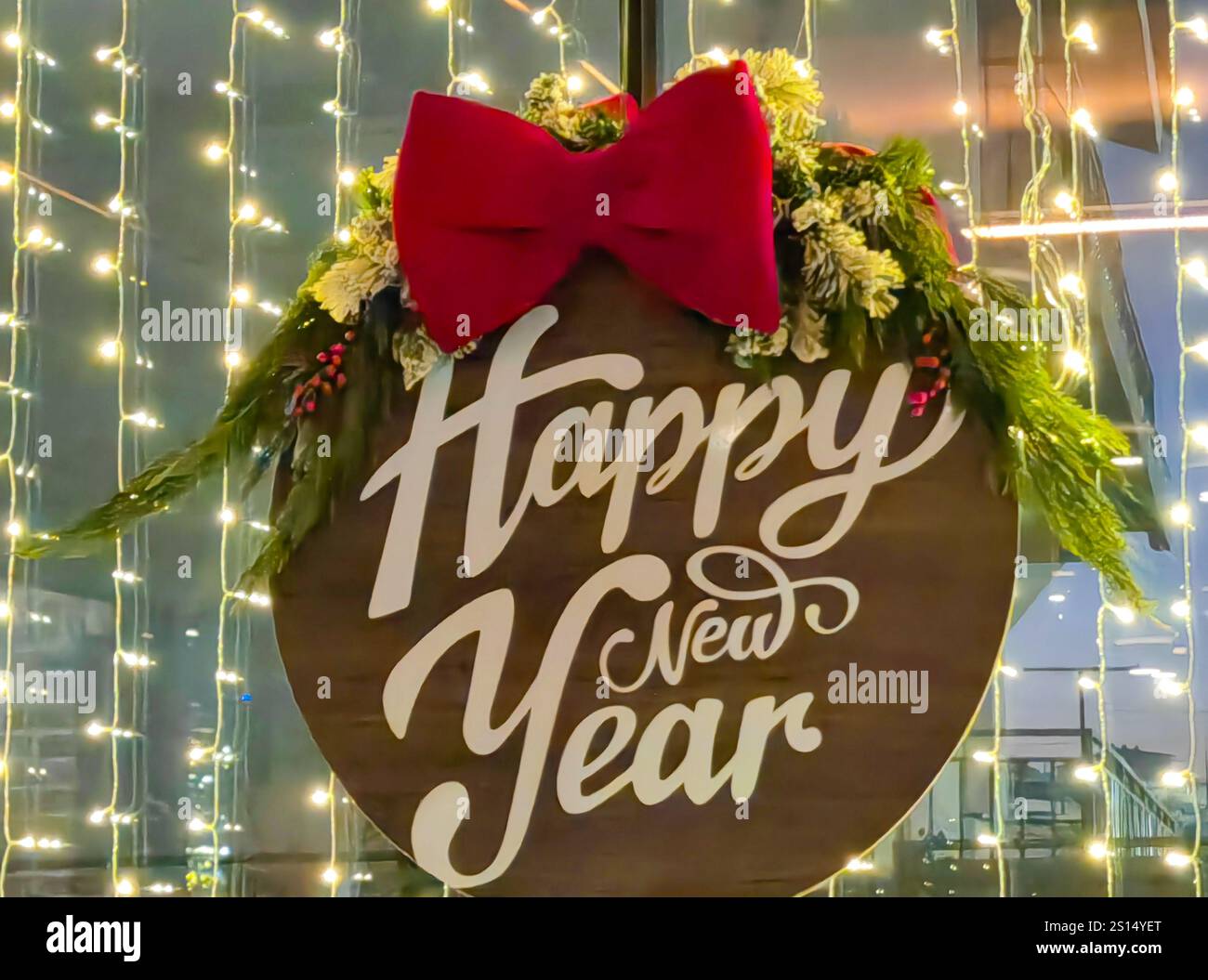 Festliches Glühen: Happy New Year Signage mit Band und Lichtern Stockfoto