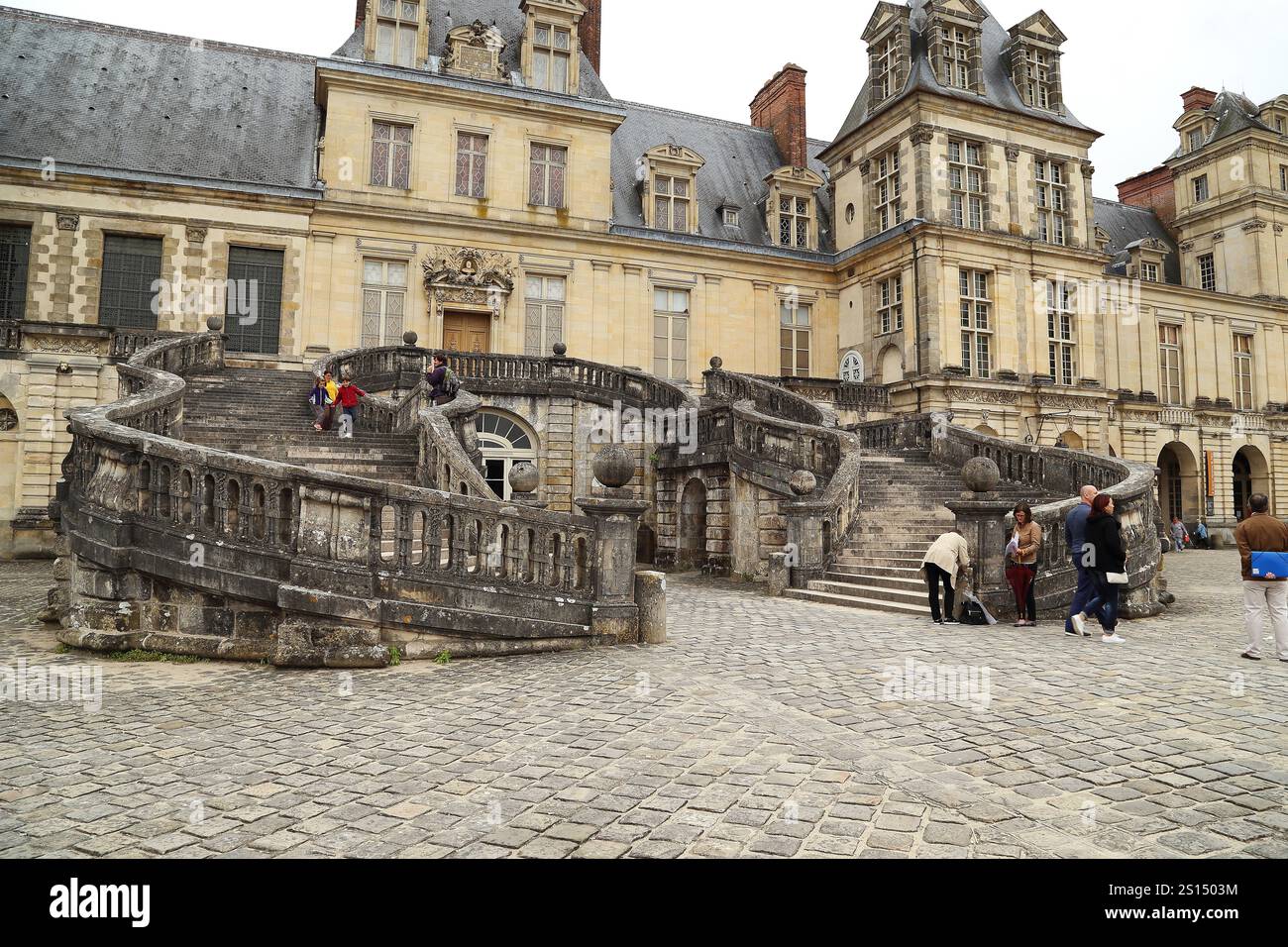 FONTAINEBLEAU, FRANKREICH - 16. MAI 2015: Es ist ein Symbol der Burg Fontainebleau - die berühmte Treppe in Form eines Hufeisens. Stockfoto