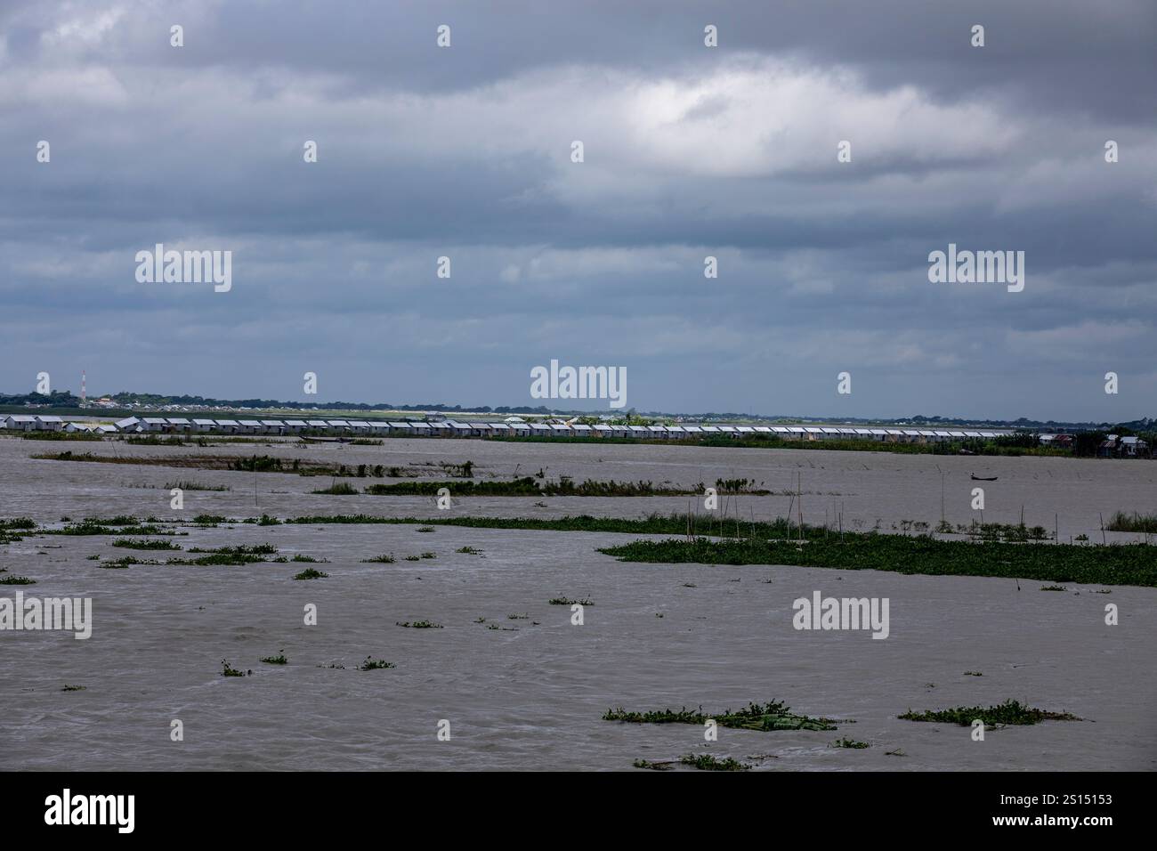 26. Juli 2019: Auf Flussbetten am Ufer des Padma-Flusses bei Zajira im Shariatpur-Bezirk Banglades wurden provisorische Schutzräume errichtet Stockfoto