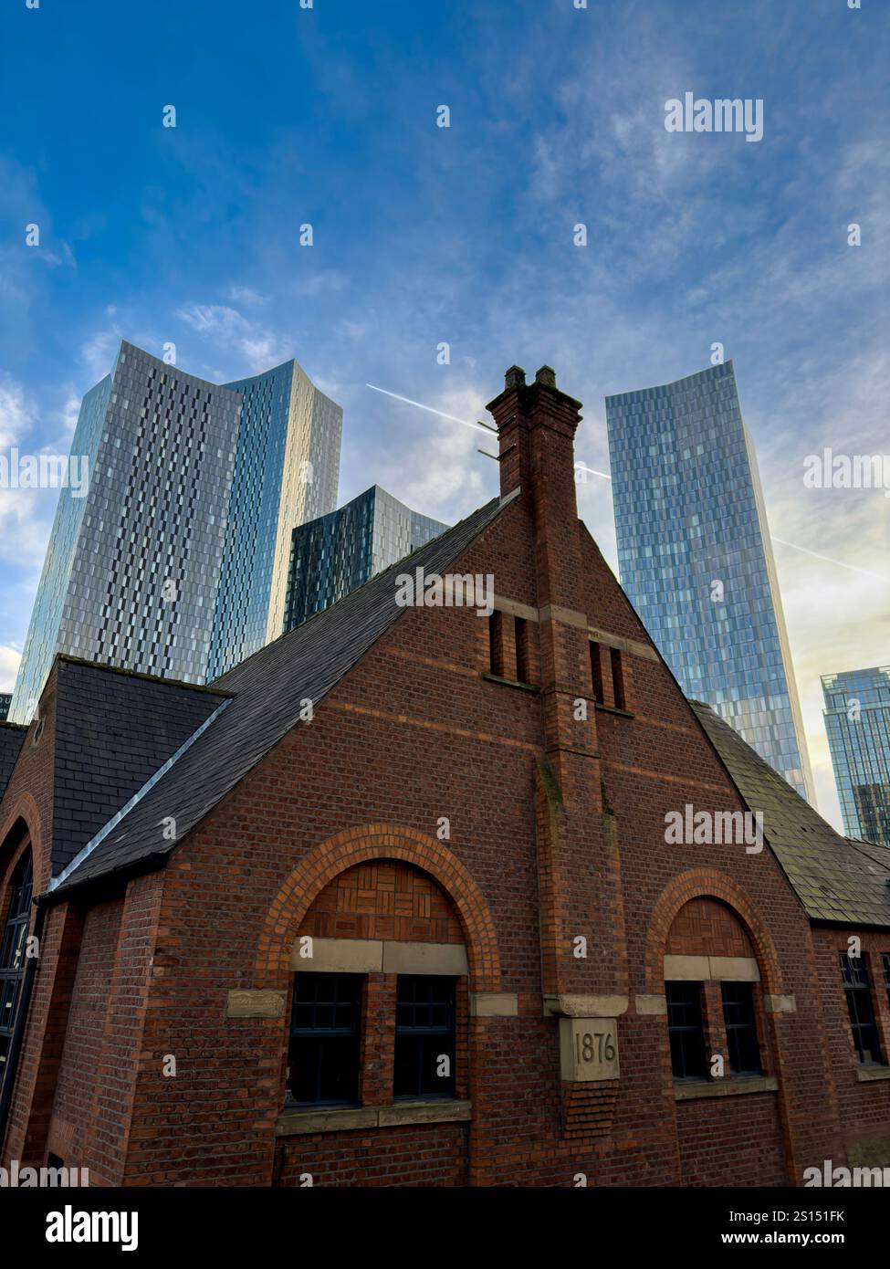 Deansgate Manchester. Das viktorianische Gebäude aus rotem Backstein stand im Kontrast zu den neuen Türmen des Deansgate Square Complex Stockfoto