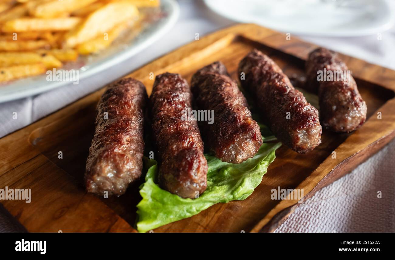 Gegrillter Schaschlik, arabischer Kofta Kofte Kebab aus Hacklamm oder Rindfleisch. Gegrillter Kofta Kofte Shish Debab aus Hackfleisch oder Rindfleisch auf Holzspieß Stockfoto