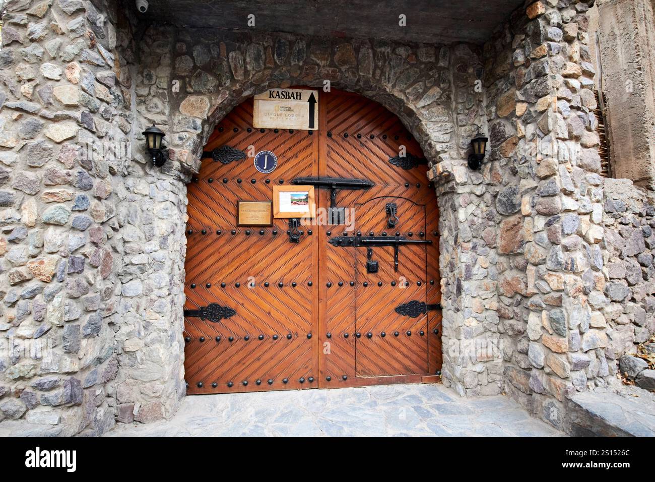 Eingangstor zur Rezeption der Kasbah du toubkal imlil marokko Stockfoto