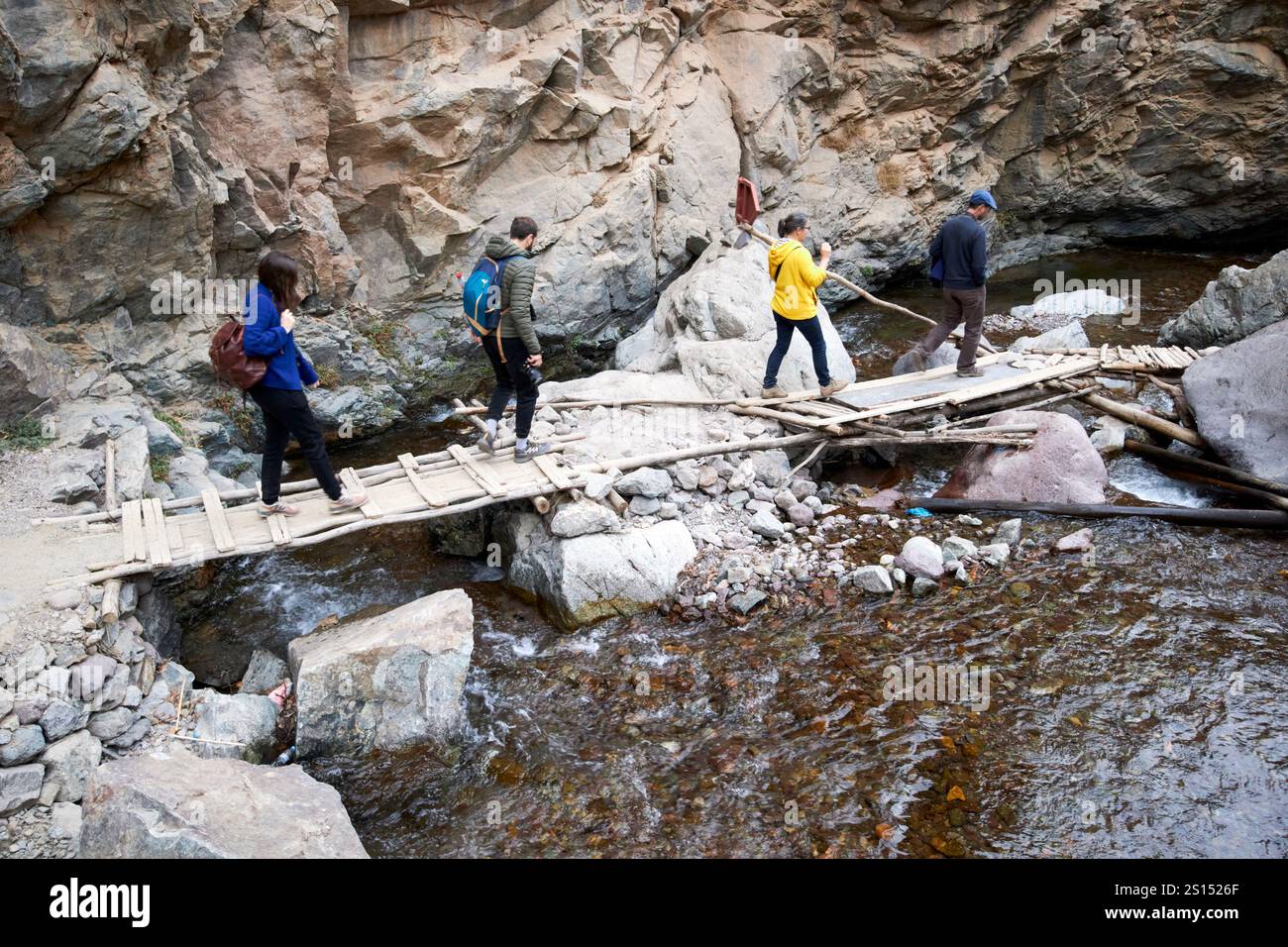 Touristen gehen über eine wackelige Holzbrücke auf dem Weg zu den imlil-Wasserfällen imlil-Tal imlil-marokko Stockfoto