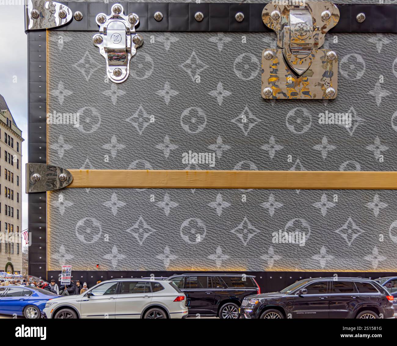 Bild eines Teils eines louis vuitton Kofferraums in Midtown Stockfoto