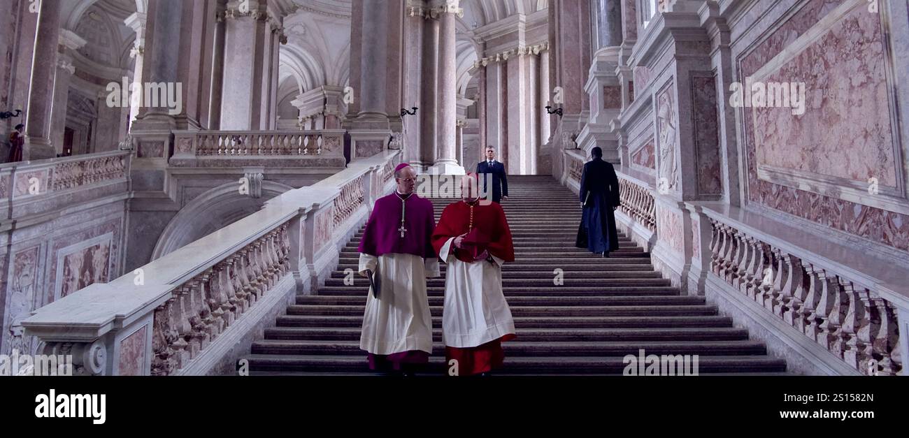 Conklave (2024) unter der Regie von Edward Berger und mit Ralph Fiennes als Kardinal Lawrence, der mit der Leitung eines der geheimnisvollsten und ältesten Ereignisse der Welt beauftragt ist und einen neuen Papst auswählt, steht er im Zentrum einer Verschwörung, die die Grundfesten der katholischen Kirche erschüttern könnte. Werbefoto ***NUR REDAKTIONELLE VERWENDUNG***. Hinweis: BFA/FOCUS-Funktionen Stockfoto