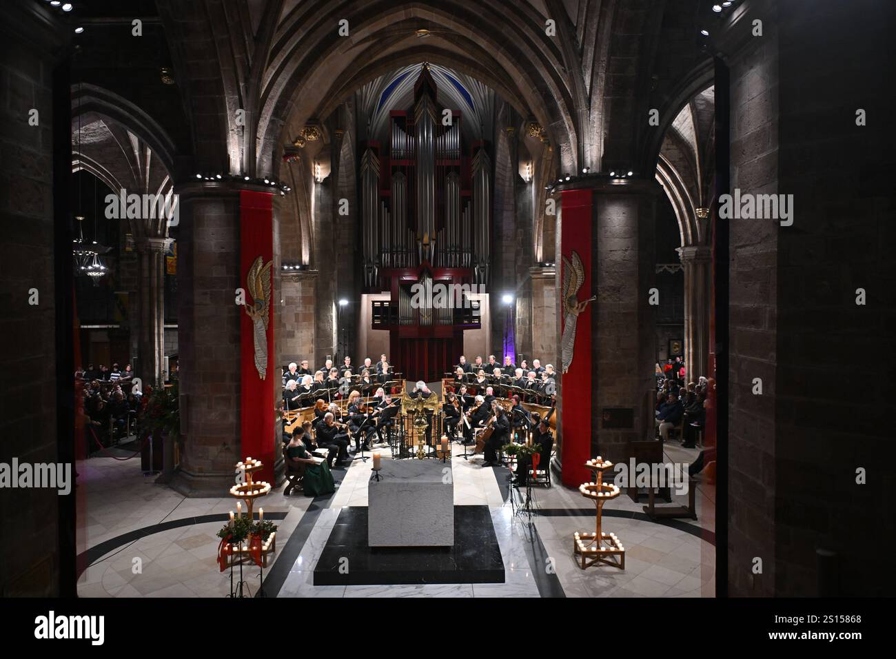 Kerzenlicht-Service in der St Giles Cathedral in Edinburgh, nachdem alle Outdoor-Veranstaltungen, einschließlich der Straßenparty und der Feuerwerk, die für Edinburghs Neujahr geplant sind, wegen schlechtem Wetter abgesagt wurden. Bilddatum: Dienstag, 31. Dezember 2024. Stockfoto