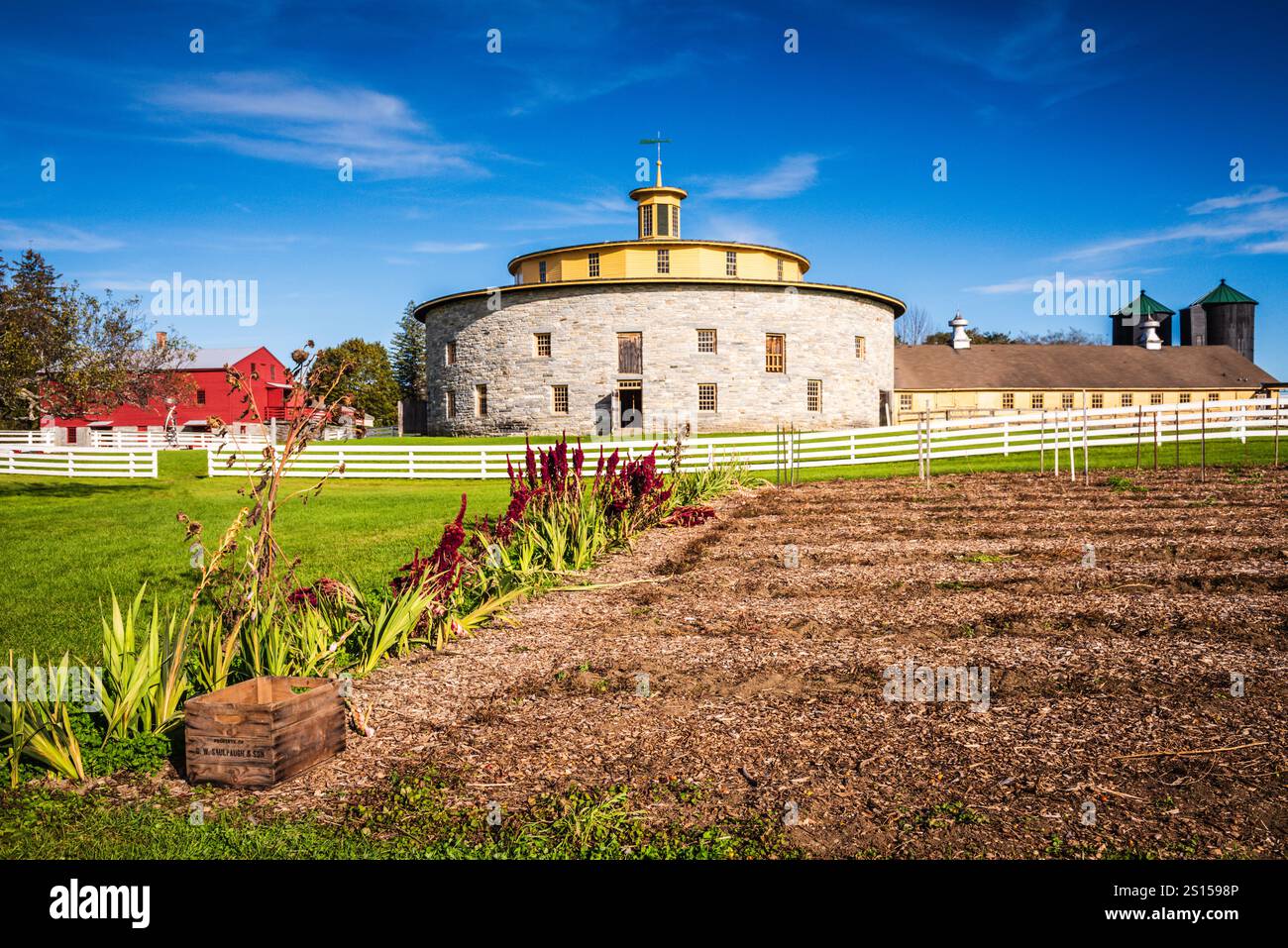 Pittsfield, MA USA – 19. Oktober 2017: Round Stone Barn in Hancock Shaker Village, einem lebendigen Geschichtsmuseum in den Berkshires im Westen von Massachusetts. Stockfoto