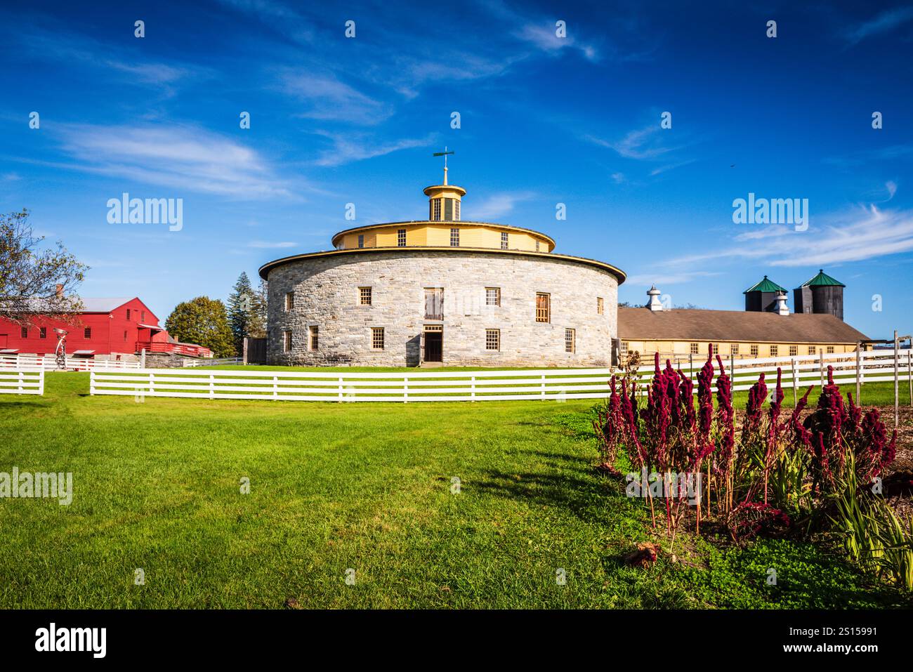 Pittsfield, MA USA – 19. Oktober 2017: Round Stone Barn in Hancock Shaker Village, einem lebendigen Geschichtsmuseum in den Berkshires im Westen von Massachusetts. Stockfoto