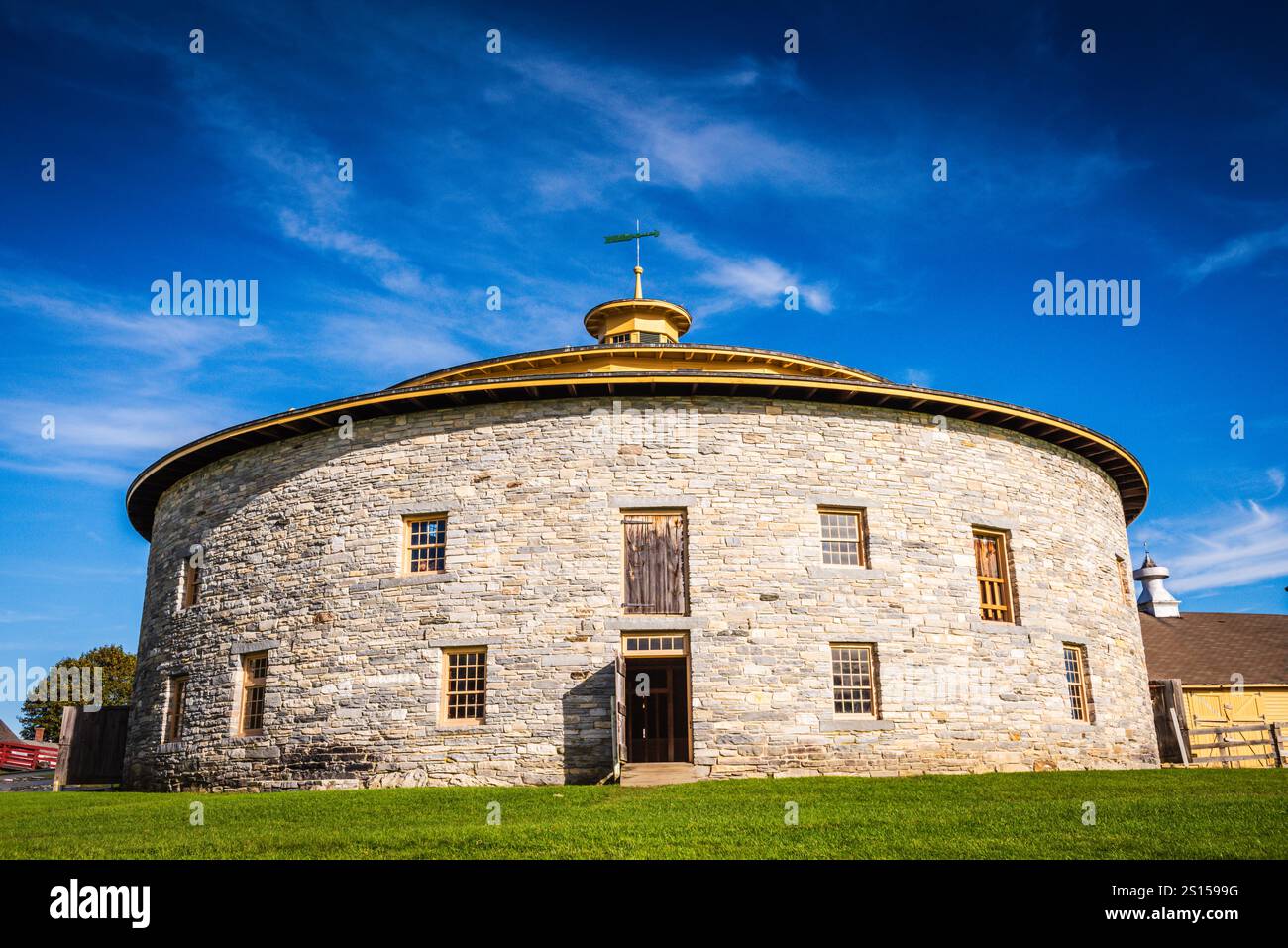 Pittsfield, MA USA – 19. Oktober 2017: Round Stone Barn in Hancock Shaker Village, einem lebendigen Geschichtsmuseum in den Berkshires im Westen von Massachusetts. Stockfoto