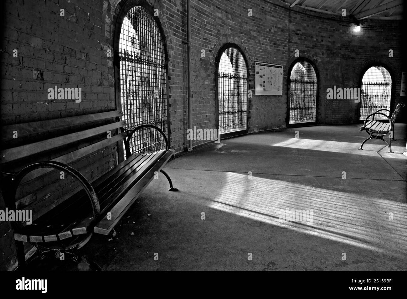 WA15332-00-BW...... WASHINGTON – Sonnenlicht strömt durch die Fenster des Aussichtsplatzes oben auf dem Wasserturm des Volunteer Park in Seat Stockfoto