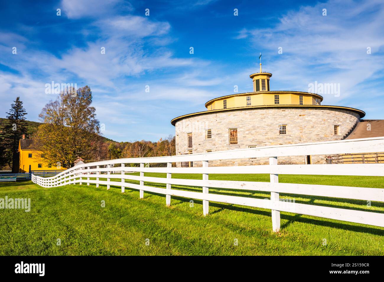 Pittsfield, MA USA – 19. Oktober 2017: Round Stone Barn in Hancock Shaker Village, einem lebendigen Geschichtsmuseum in den Berkshires im Westen von Massachusetts. Stockfoto