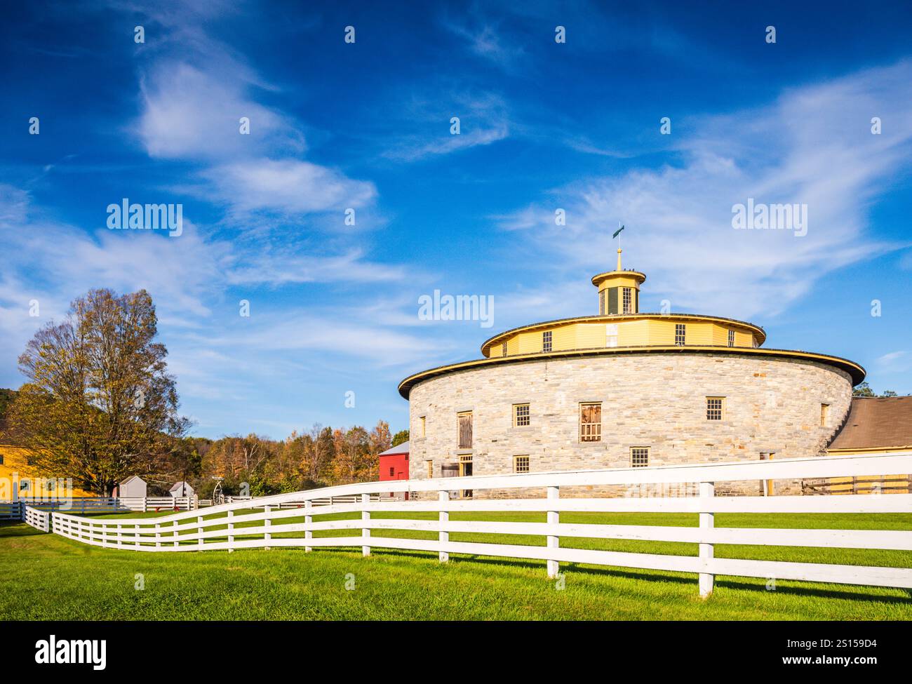 Pittsfield, MA USA – 19. Oktober 2017: Round Stone Barn in Hancock Shaker Village, einem lebendigen Geschichtsmuseum in den Berkshires im Westen von Massachusetts. Stockfoto