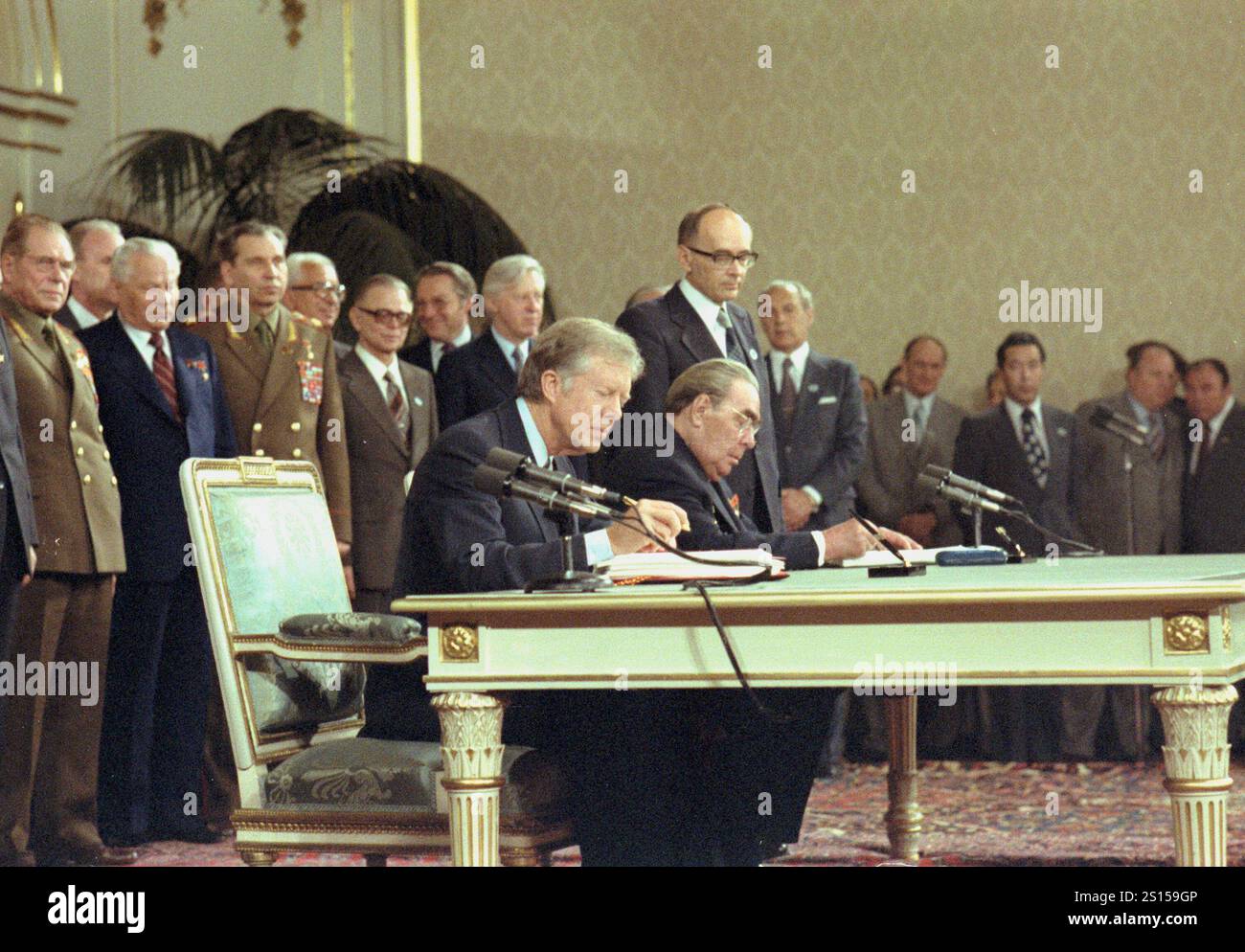 10. März 1977 – Wien, District of Columbia, Österreich – am 18. Juni 1979 unterzeichneten US-Präsident Jimmy Carter und der sowjetische Führer Leonid Breschnew den SALT-II-vertrag, der Richtlinien und Beschränkungen für Kernwaffen festlegt. (Kreditbild: © Jimmy Carter Library/ZUMA Press Wire) NUR REDAKTIONELLE VERWENDUNG! Nicht für kommerzielle ZWECKE! Stockfoto