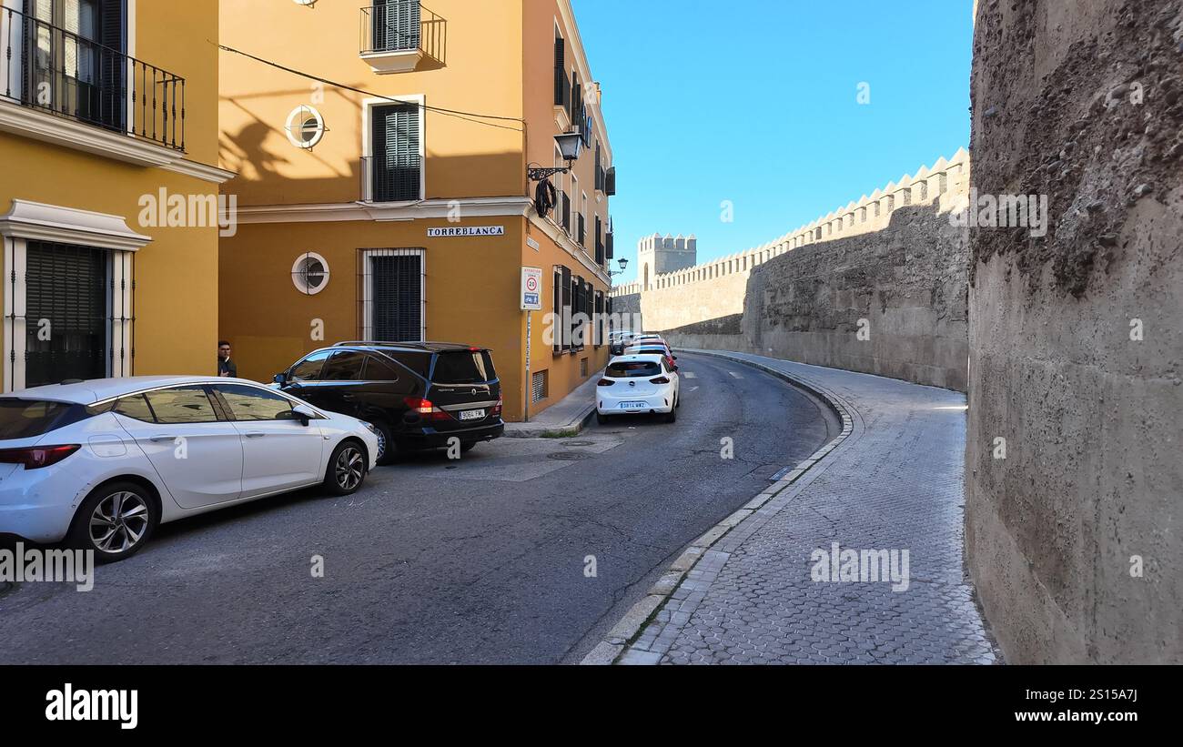Gelbe Gebäude und ruhige Straßen hinter dem Arco de la Macarena Stockfoto Gelbe Gebäude und ruhige Straßen hinter dem Arco de la Macarena Stockfoto