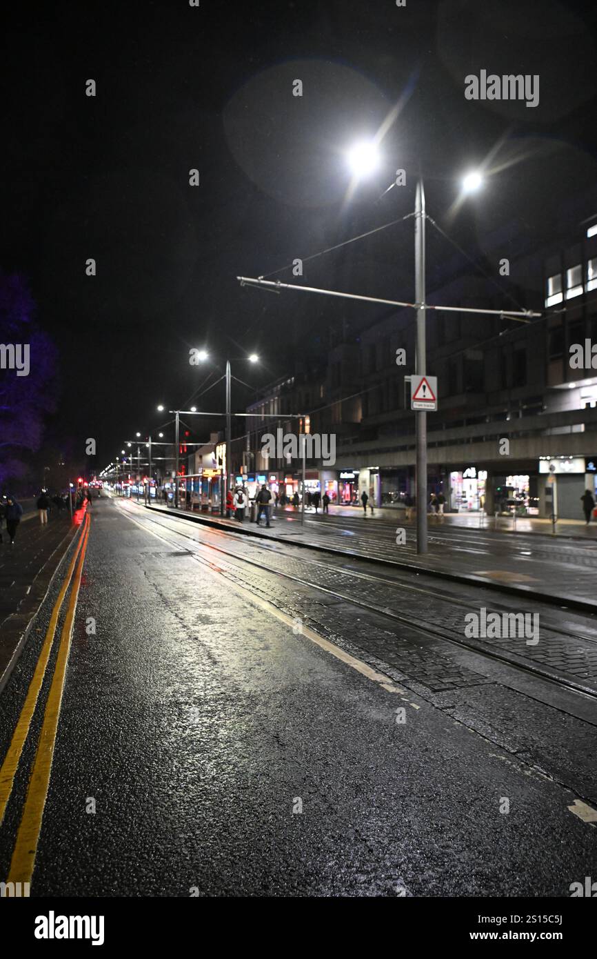 Die Leute auf der fast verlassenen Princes Street in Edinburgh nach allen Outdoor-Veranstaltungen, einschließlich der Straßenparty und dem Feuerwerk, die für Edinburghs Neujahr geplant waren, wurden wegen schlechtem Wetter abgesagt. Bilddatum: Dienstag, 31. Dezember 2024. Stockfoto