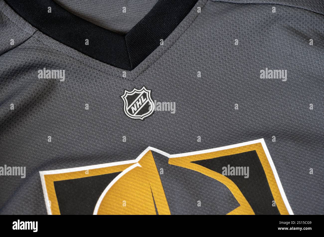 Calgary, Alberta - 26. September 2024: Details zum Vegas Golden Knights Trikot. Die Golden Knights sind ein Hockeyteam der NHL. Stockfoto
