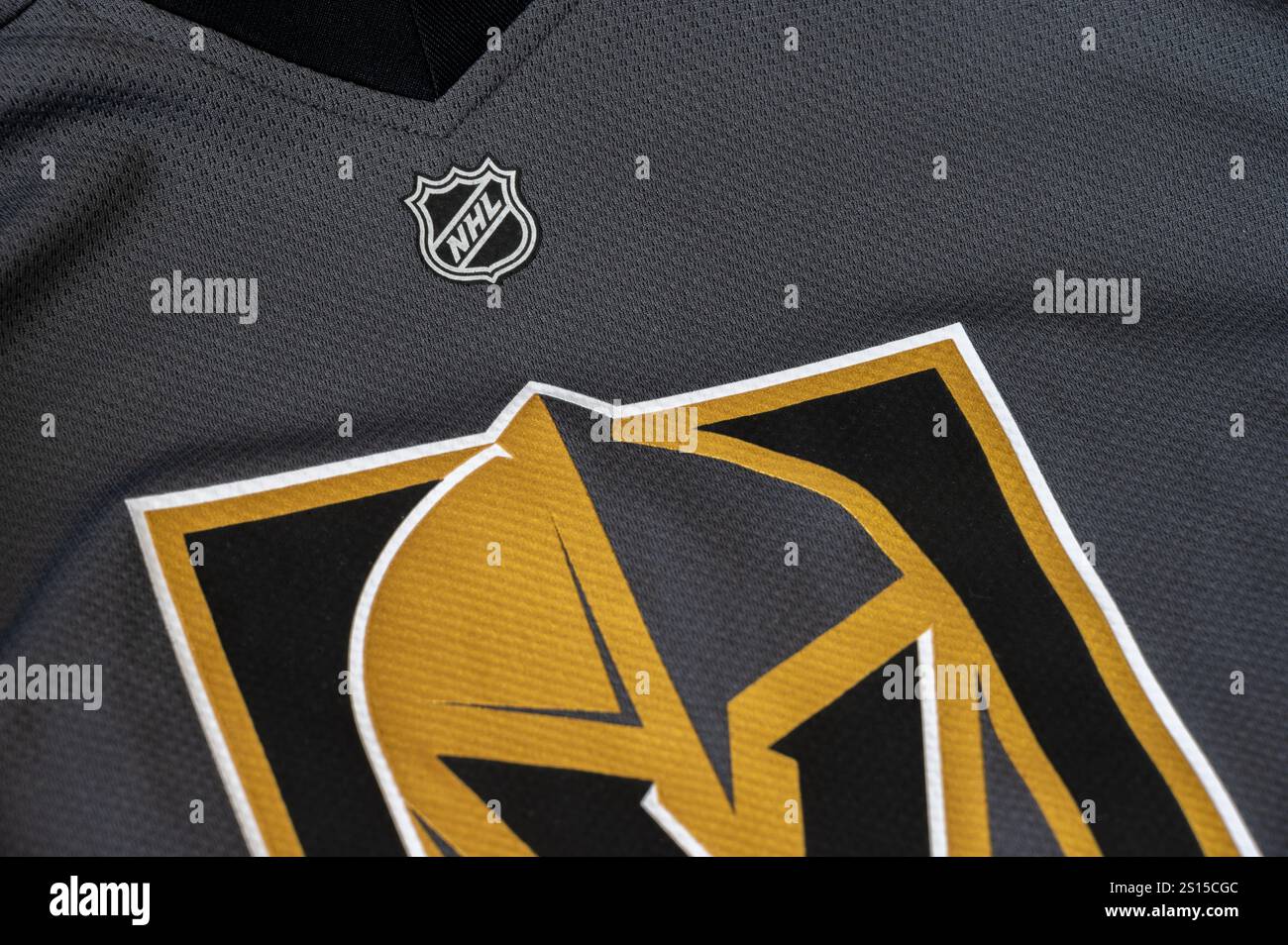 Calgary, Alberta - 26. September 2024: Details zum Vegas Golden Knights Trikot. Die Golden Knights sind ein Hockeyteam der NHL. Stockfoto
