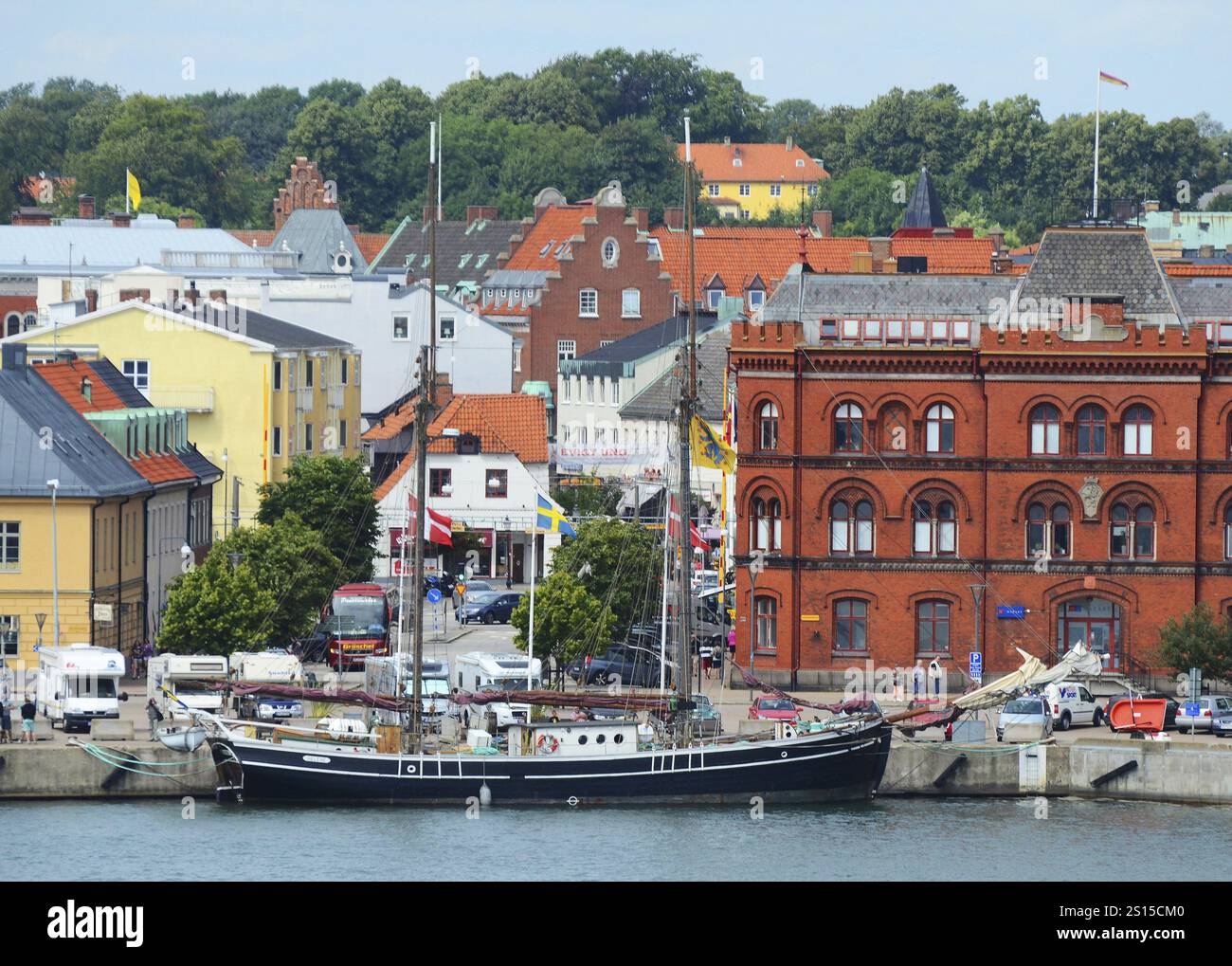 Der Schoner bringt Helene am Kai im Hafen von Ystad und mit der Stadt Ystad dahinter, Skane County, Schweden, Skandinavien, Europa Stockfoto