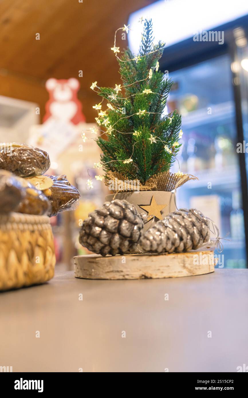 Kleine Weihnachtsdekoration mit Baum- und Tannenzapfen auf einer Theke, Hofladen, Haselstaller Hof, Gechingen, Deutschland, Europa Stockfoto