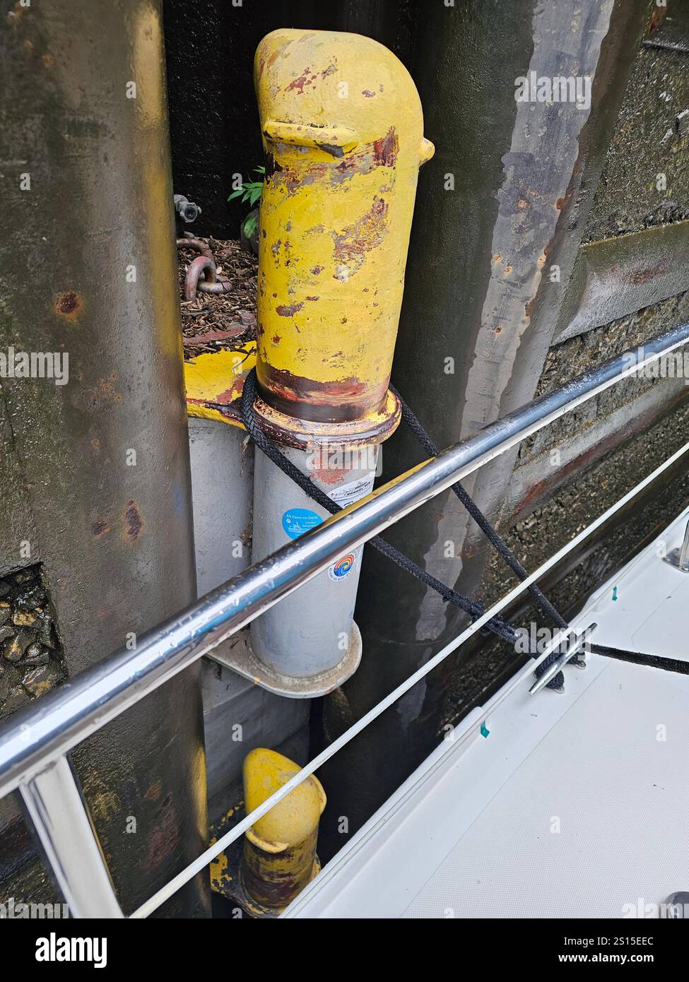 Schwimmender Schiffspoller in einem USACE-Handelsschloss Stockfoto