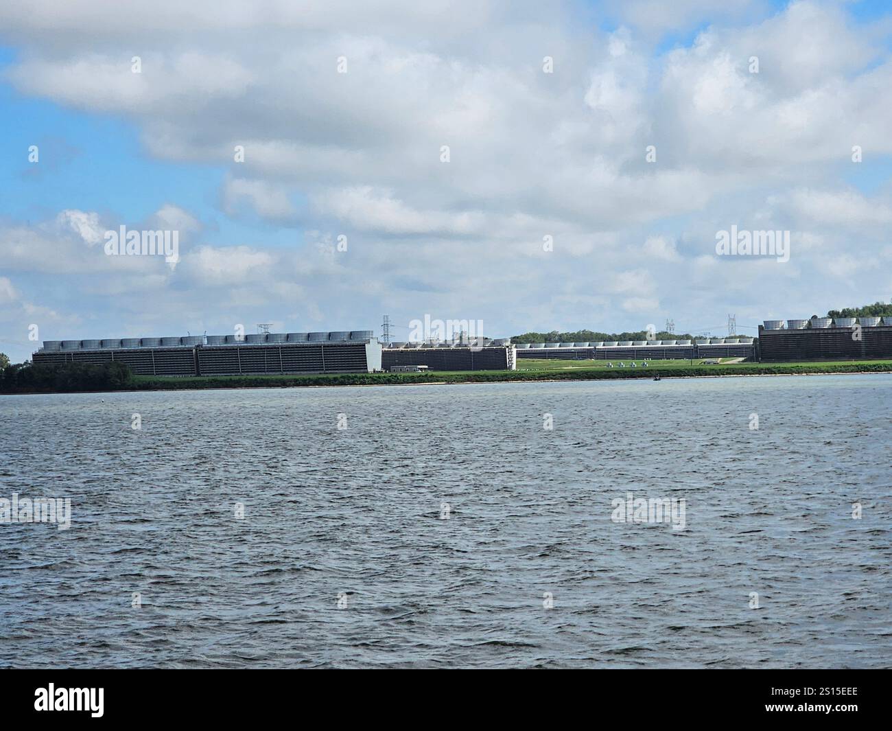 Kühltürme des Kernkraftwerks TVA Browns Ferry, Wheeler Lake, Alabama Stockfoto