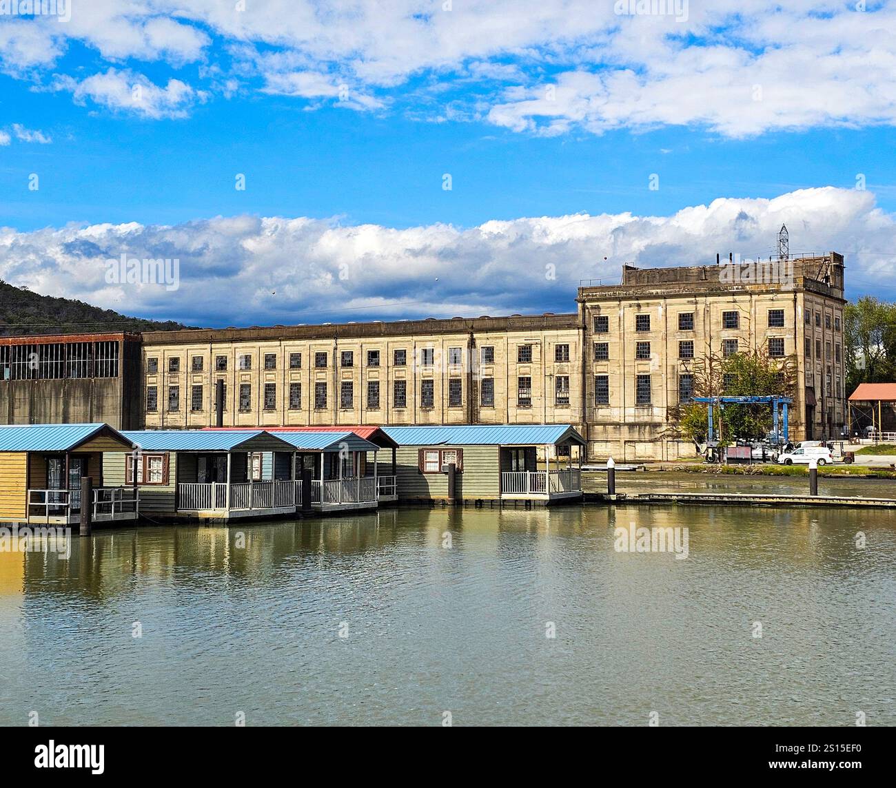 Der Hales Bar Dam war früher ein Wasserkraftdamm. Der Damm lief aus und wurde nach der Übernahme durch die Tennessee Valley Authority ersetzt. - Smartphone-aufgenommenes Stockfoto