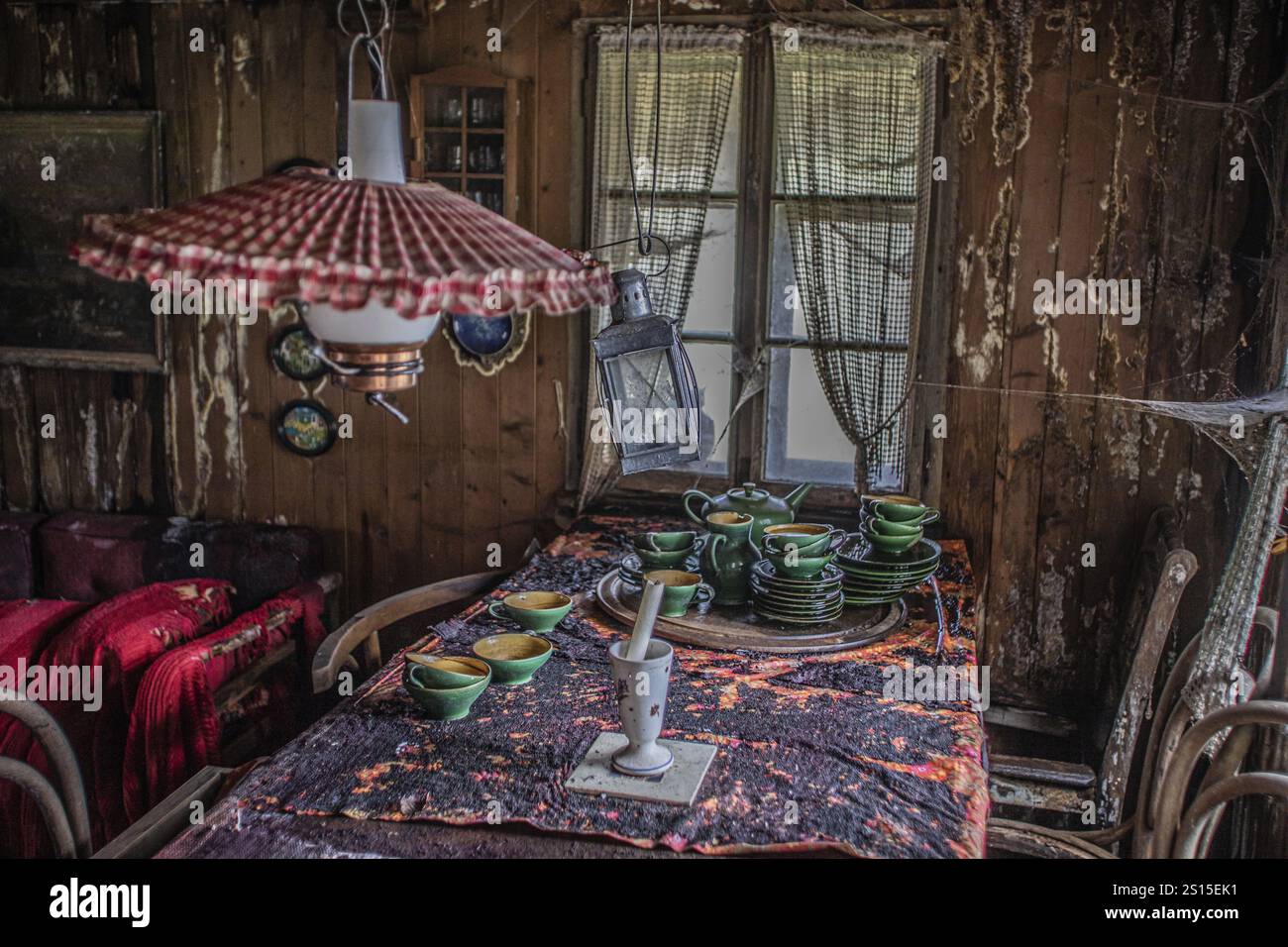 Impressionen aus der Stube, Wohnzimmer an einem verlorenen Ort, ca. 300 Jahre altes Bauernhaus, das seit Jahrzehnten unbewohnt ist und seither dem gehört Stockfoto