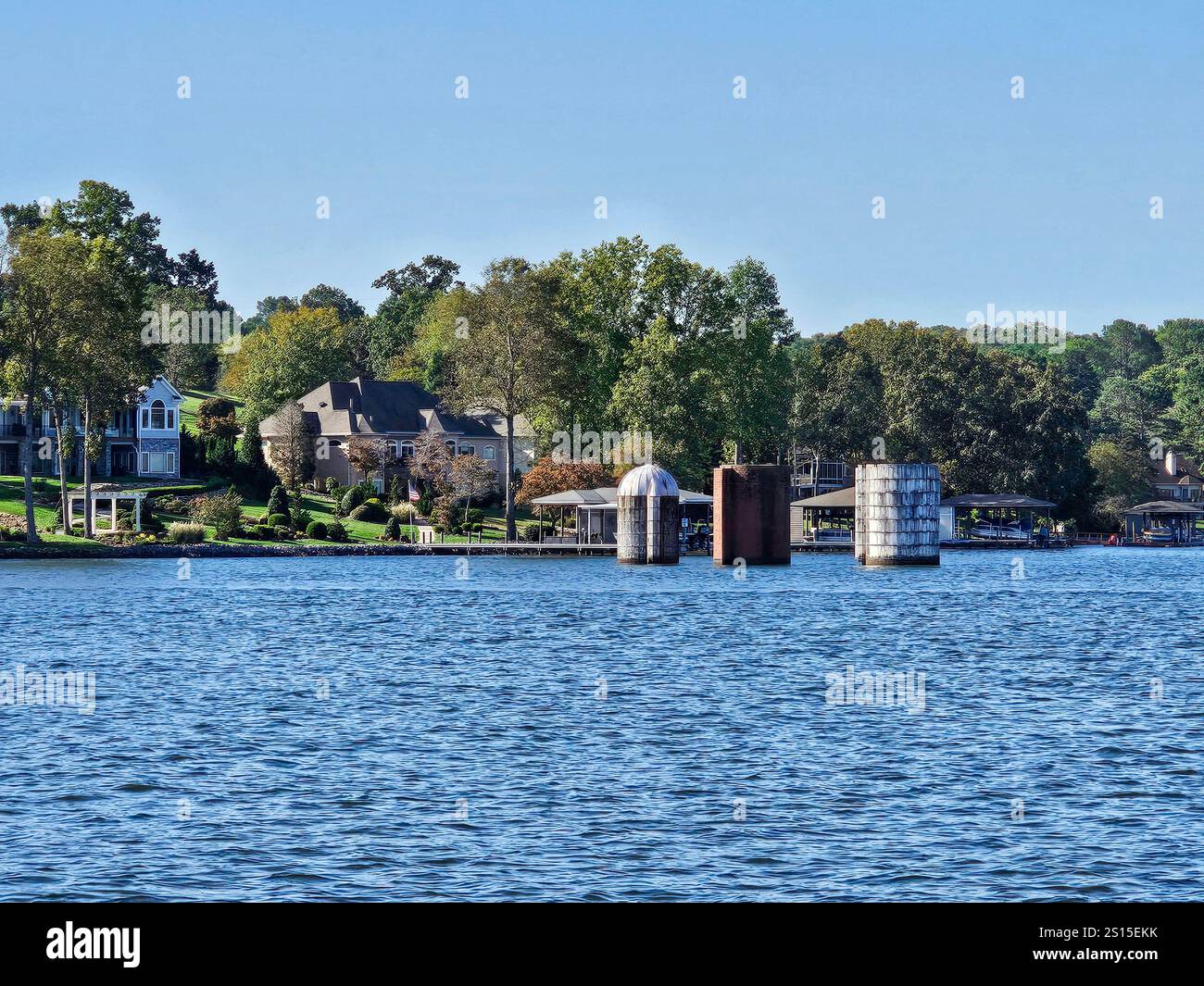 Ertrunkene Silos am Ufer des Tellico Lake. Die Silos sind alles, was von Bauernhöfen übrig geblieben ist, die ertrunken wurden, als der künstliche See gebildet wurde. Stockfoto