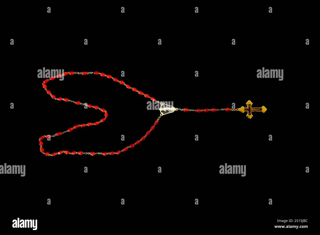 Kreatives Foto eines katholischen Rosenkranzes mit rotem Rubin ​​beads Stockfoto
