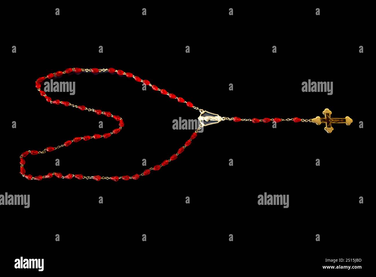 Kreatives Foto eines katholischen Rosenkranzes mit rotem Rubin ​​beads Stockfoto