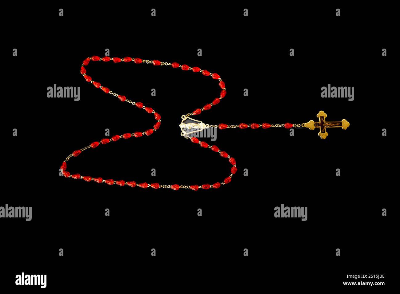Kreatives Foto eines katholischen Rosenkranzes mit rotem Rubin ​​beads Stockfoto