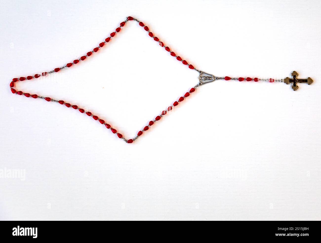 Kreatives Foto eines katholischen Rosenkranzes mit rotem Rubin ​​beads Stockfoto