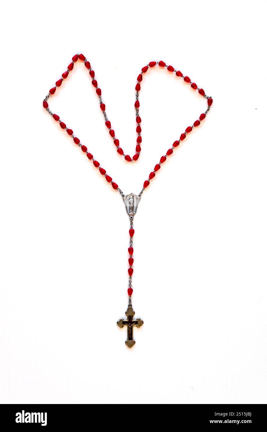 Kreatives Foto eines katholischen Rosenkranzes mit rotem Rubin ​​beads Stockfoto