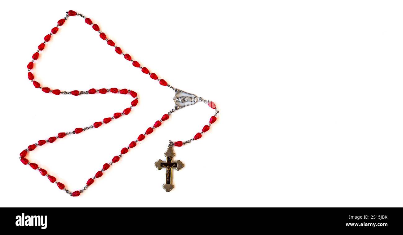 Kreatives Foto eines katholischen Rosenkranzes mit rotem Rubin ​​beads Stockfoto