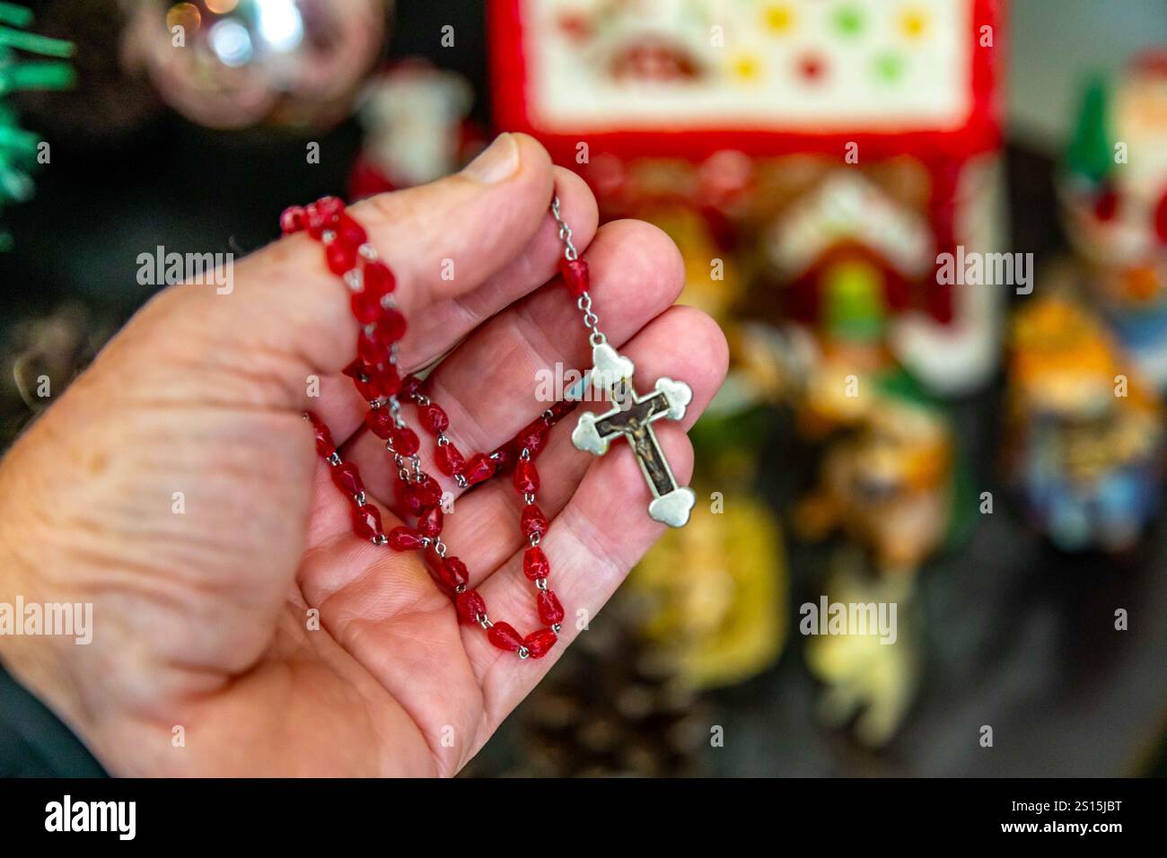 Kreatives Foto eines katholischen Rosenkranzes mit rotem Rubin ​​beads Stockfoto