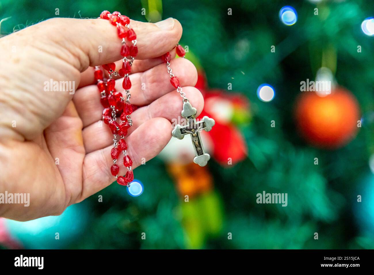 Kreatives Foto eines katholischen Rosenkranzes mit rotem Rubin ​​beads Stockfoto