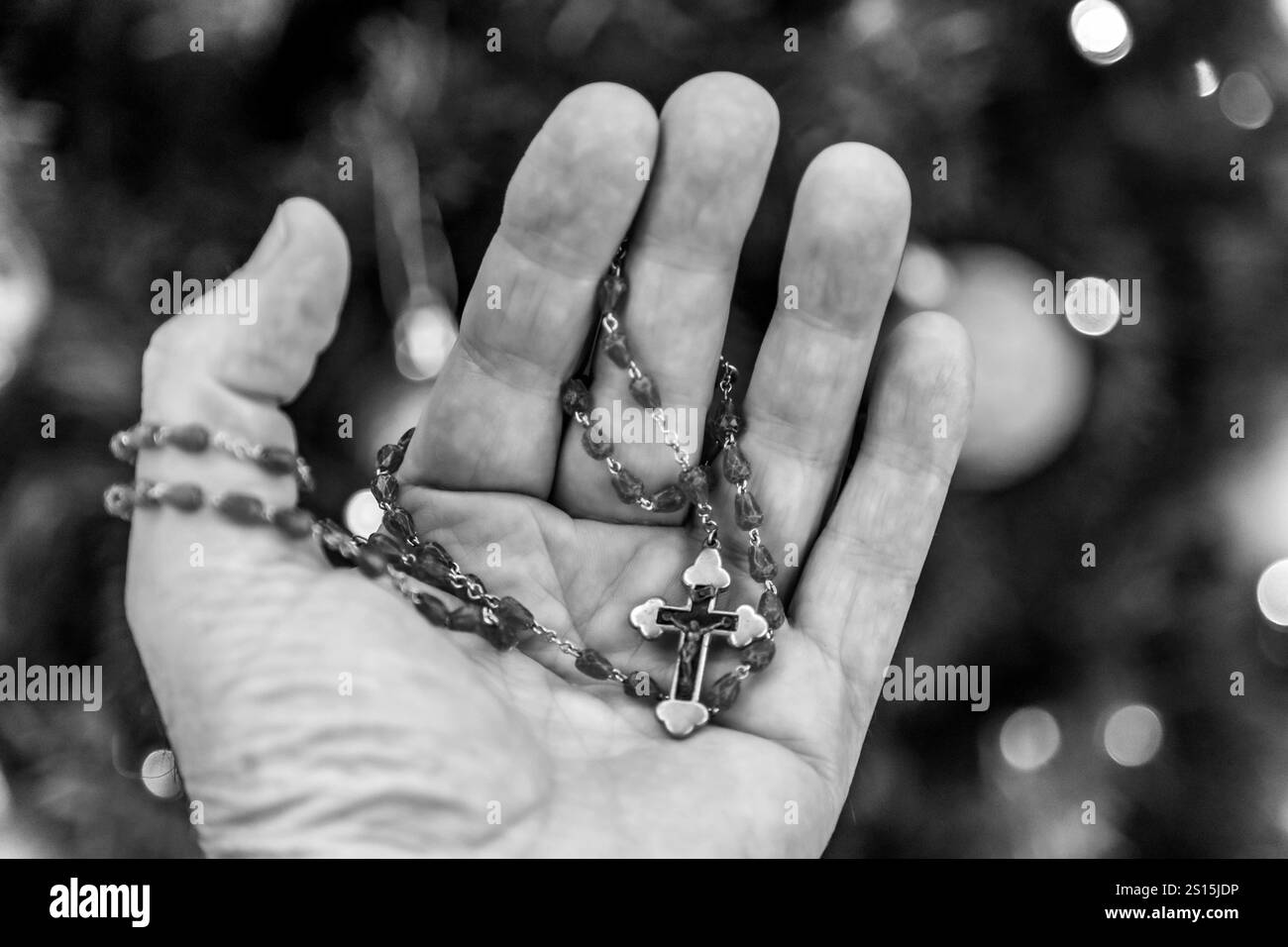 Kreatives Foto eines katholischen Rosenkranzes mit rotem Rubin ​​beads Stockfoto