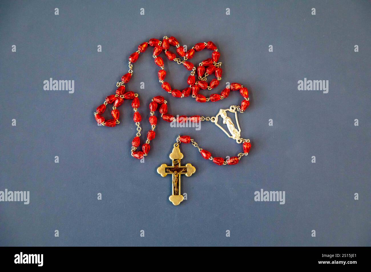 Kreatives Foto eines katholischen Rosenkranzes mit rotem Rubin ​​beads Stockfoto