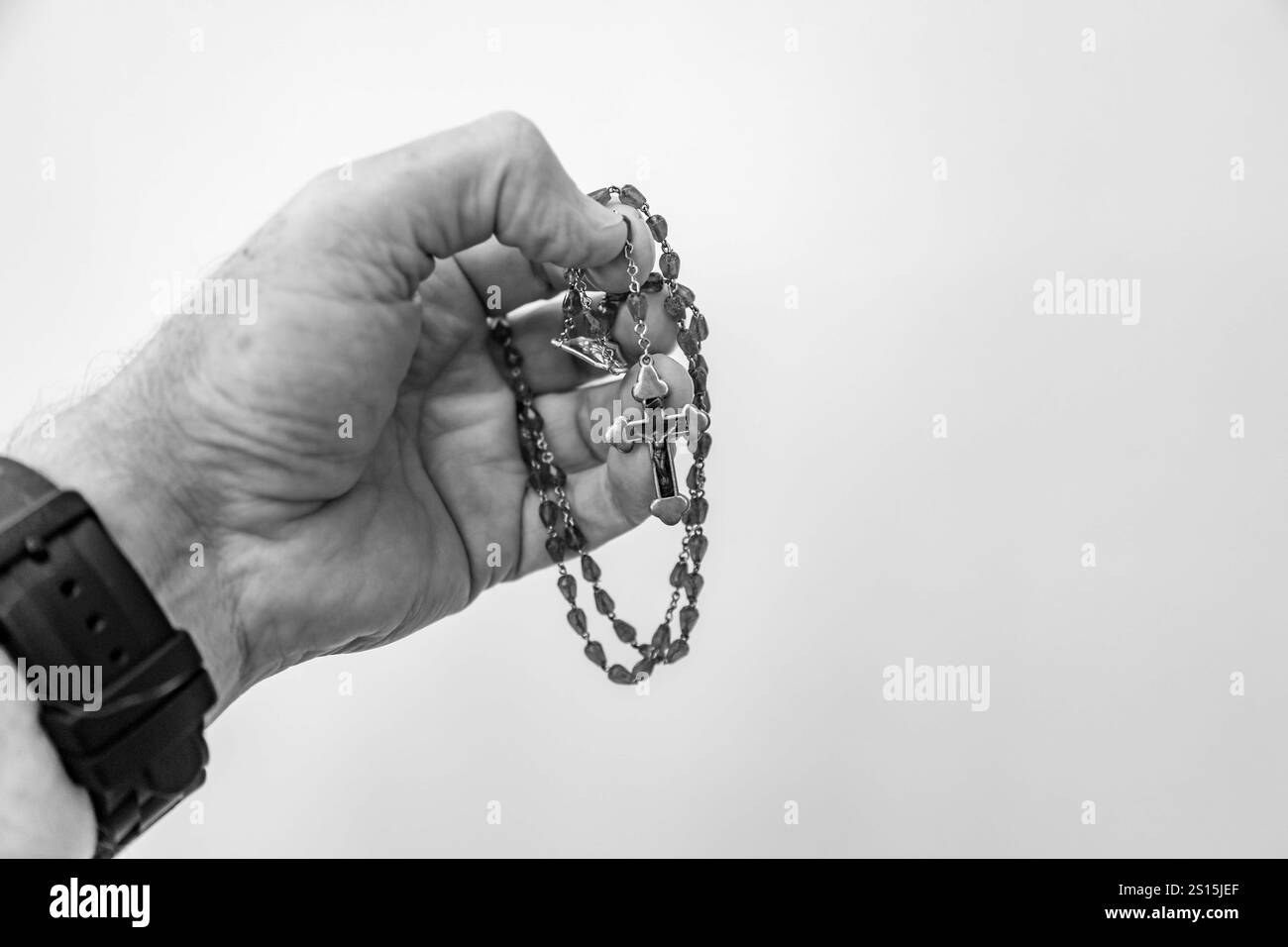 Kreatives Foto eines katholischen Rosenkranzes mit rotem Rubin ​​beads Stockfoto